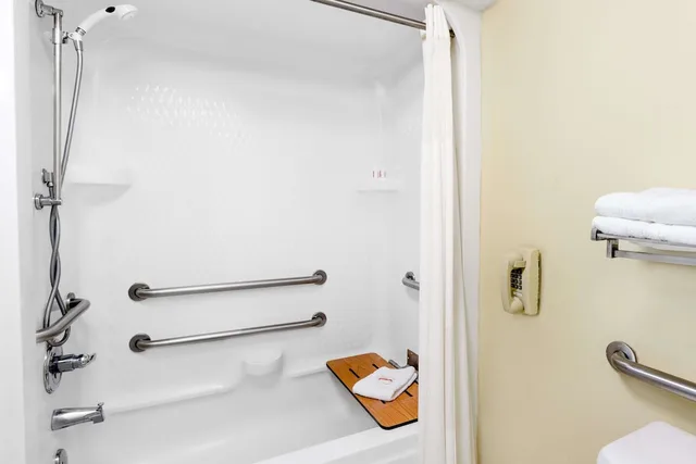 غرفة بسرير كينج للمدخنين لذوي الإعاقة، Days Inn & Suites by Wyndham Pocahontas 5/6