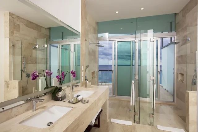 Altitude, Master, Suite, King Bed، Altitude By Krystal Grand Punta Cancun All Inclusive 10/10