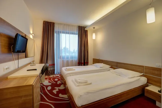 غرفة بسريرين منفصلين بشرفة، Hotel Ave Lux 4/10