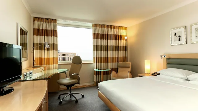 Room, King Bed, Queen Bed, Hilton Duesseldorf 4/9