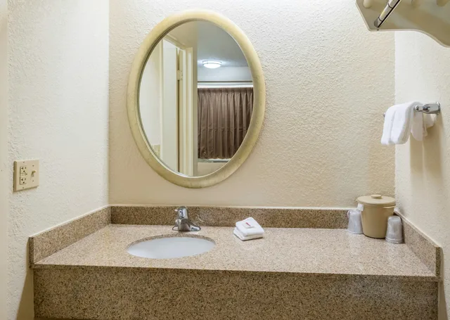 غرفة ديلوكس بسريرين مزدوجين، Red Roof Inn Parkersburg 8/9