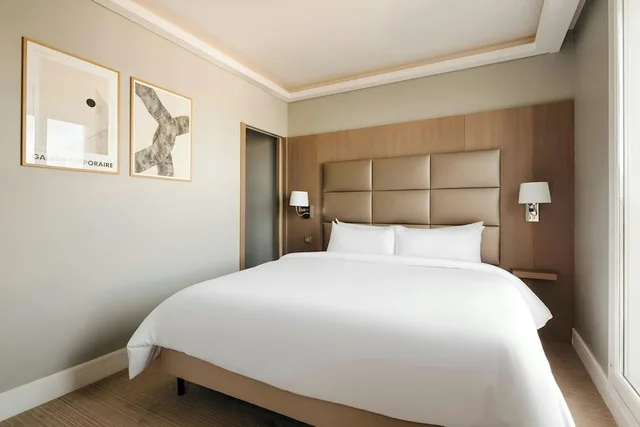 جناح بسرير كينج بشرفة مع أريكة، L Edmond Hotel Parc Monceau 1/5