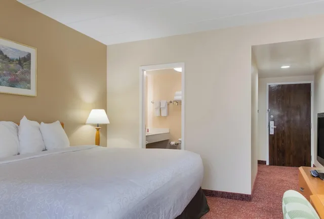 غرفة قياسية بسرير كينج، All Seasons Inn & Suites Smithfield Providence 1/4