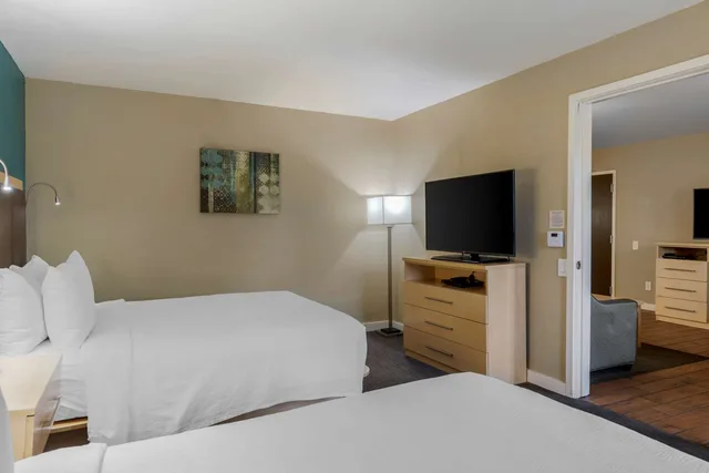 جناح بسرير كوين مع أريكة لذوي الإعاقة، Best Western Plus South Coast Inn 5/7