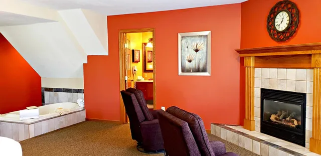 Carriage House, King Bed, Hot Tub، Berlin Heritage Inn 4/10