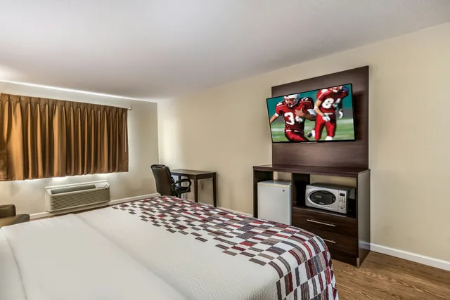غرفة ديلوكس بسرير كينج، Red Roof Inn & Suites Wapakoneta 2/4