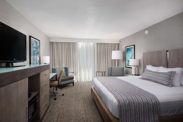 غرفة قياسية بسرير كوين بحوض استحمام، Best Western Plus Agate Beach Inn 2/6