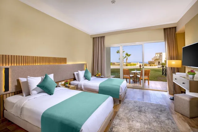 غرفة سوبيريور بسرير كوين بإطلالة جزئية على البحر، AJIRA Resort Sahl Hasheesh 4/6
