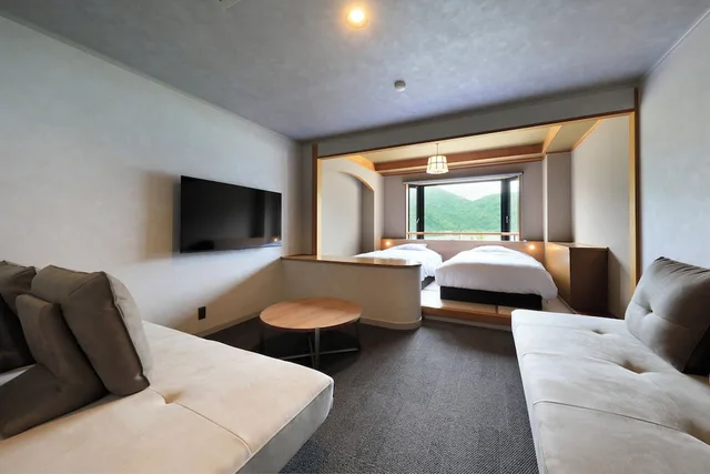 غرفة يابانية غربية بسريرين منفصلين مع أريكة، Yutorelo Nikko Hostel 7/10