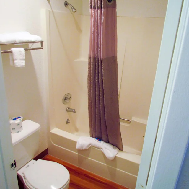2 Queen Beds Mobility Accessible Tub Nsmk، Motel6 Vancouver, WA 6/7