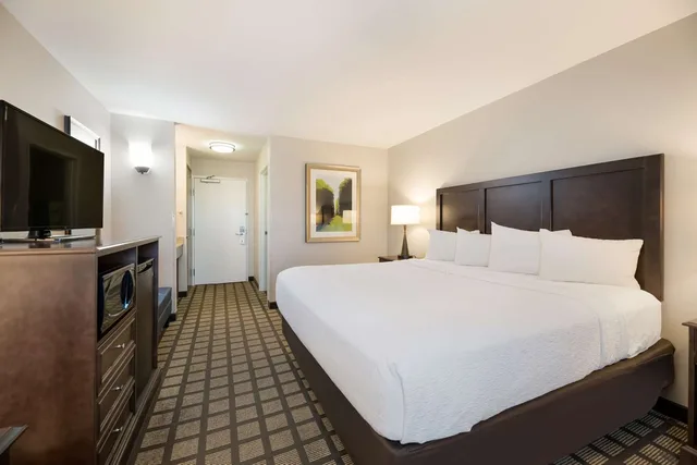غرفة بسرير كينج، Best Western North Bryant Inn 2/10
