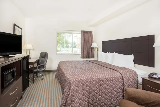 غرفة بسرير كينج لذوي الإعاقة، Super 8 by Wyndham Cedar Falls IA-University 1/3