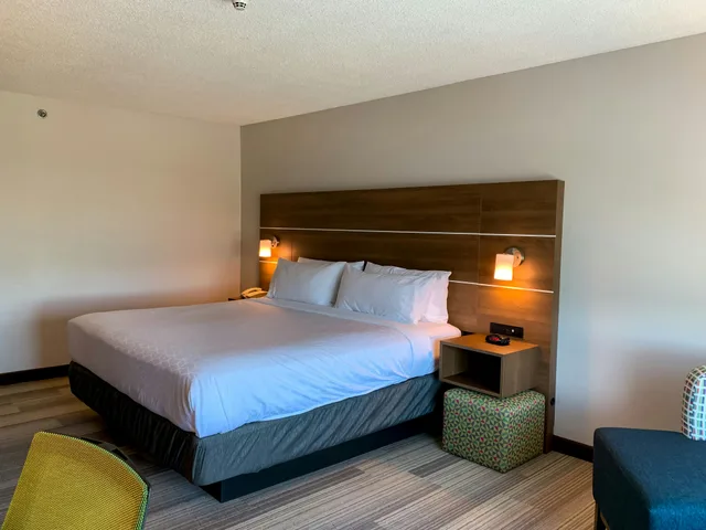 غرفة بسرير كينج لذوي الإعاقة، Holiday Inn Express & Suites Lexington Dtwn Area-Keenland 1/3