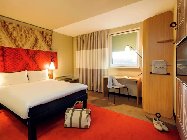 Superior, Queen Bed, Sofa, ibis Hamburg City 9/10