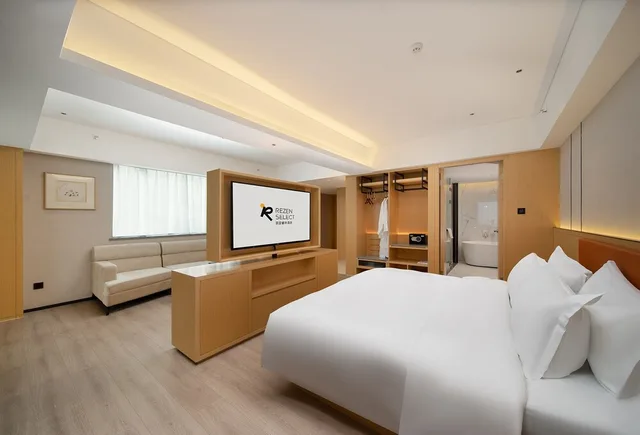 Superior, Suite, King Bed, REZEN SELECT Hotel Guangzhou Baiyun Airport 1/2