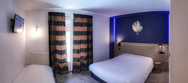 غرفة كومفورت ثلاثية بسرير مزدوج وسرير فردي، Hotel Les Charmilles 1/2