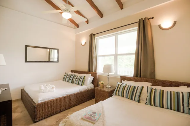 غرفة بسرير كينج وسريرين منفصلين بإطلالة على البحر بغرفتي نوم، Umaya Resort Adventures 4/10