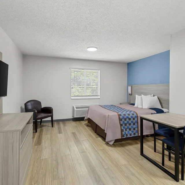 Efficiency, Queen Bed, Suburban Studios Copley Akron West 2/3