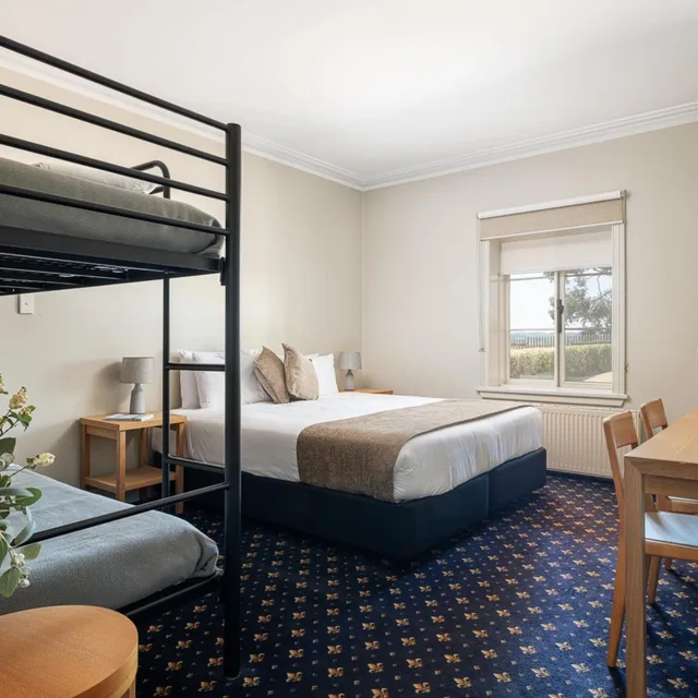 جناح جونيور عائلي، Sovereign Hill Hotel 7/10