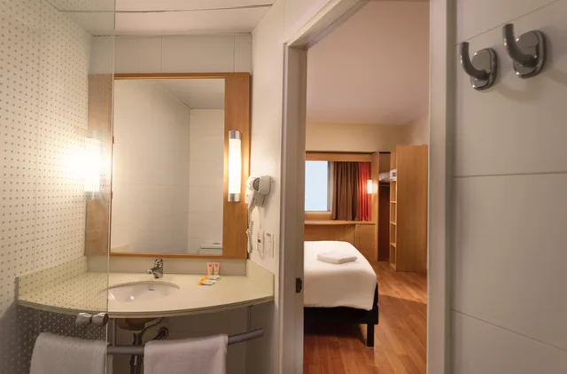 Standard, Street View، Ibis Valparaiso 3/3