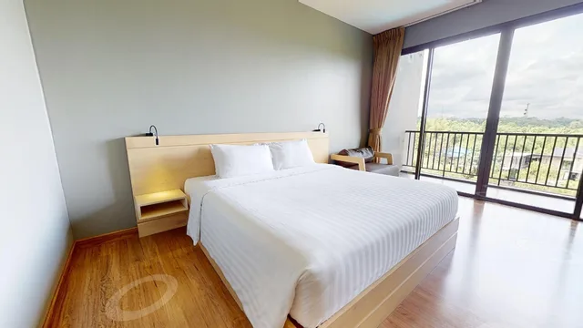 غرفة بسرير كينج بإطلالة على المسبح، Riverawan Hotel 2/2