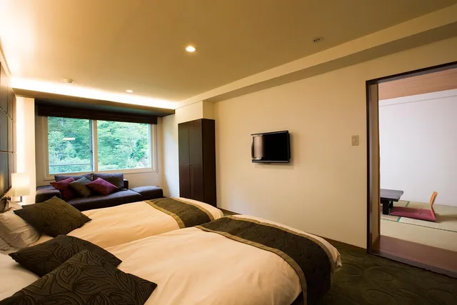 غرفة عصرية بسريرين منفصلين بأرضية تاتامي، Sounkyo Onsen Choyo Resort Hotel 1/2