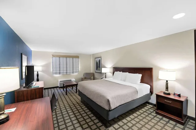 غرفة قياسية بسرير كينج، Quality Inn & Suites Big Spring 1/3