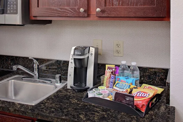 جناح بريميوم بسرير كينج بغرفة نوم واحدة مع أريكة، Homewood Suites by Hilton Minneapolis Mall of America 3/3