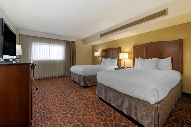 غرفة قياسية بسريرين مزدوجين بشرفة، Best Western Plus North Miami Bal Harbour 2/10
