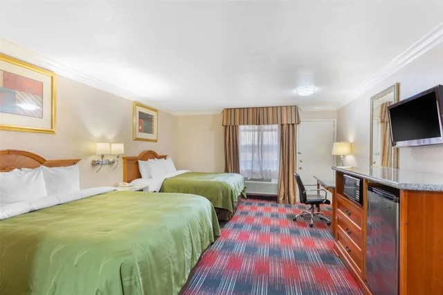غرفة بسريرين كوين، Quality Inn & Suites Oceanside Near Camp Pendleton 5/9