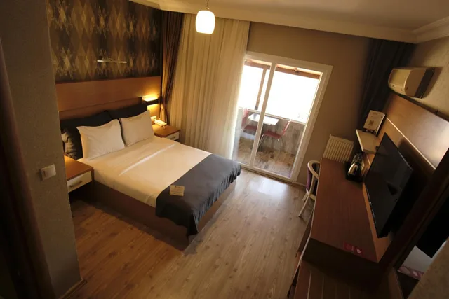 غرفة بسرير مزدوج بشرفة، Rhisos Otel 1/8