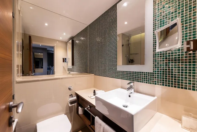 غرفة سوبيريور بسرير كوين، 100 Queens Gate Hotel Curio Collection By Hilton 5/8