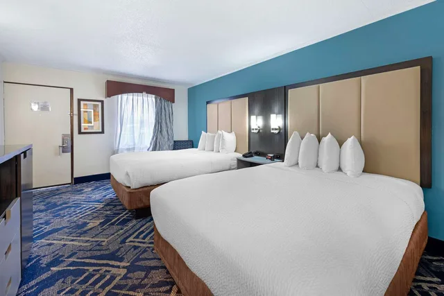 غرفة بسريرين كوين بحوض استحمام لذوي الإعاقة، Best Western Franklin Inn 2/3