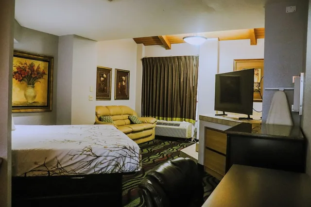 Executive, Suite, King Bed, Jetted Tub, Apple Tree Inn and Suites 4/10