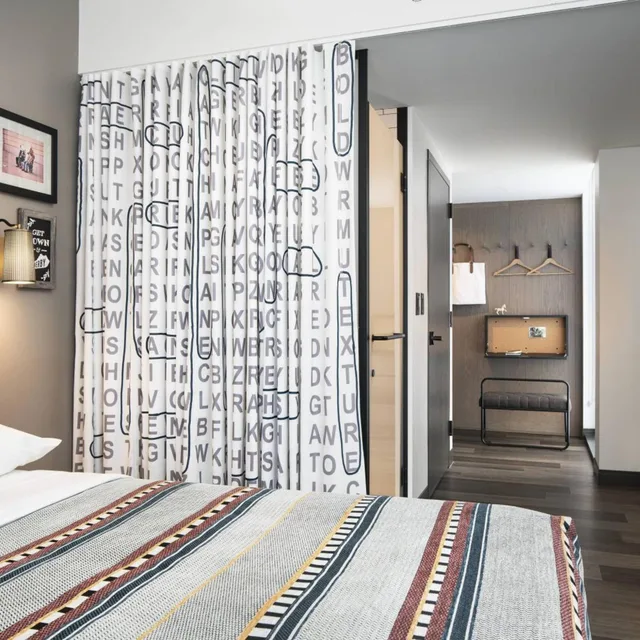 غرفة ركنية بسرير كوين بإطلالة على النهر، Moxy Louisville Downtown 8/14