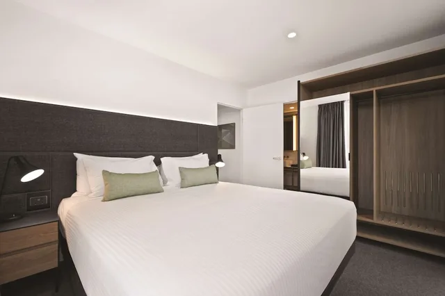 Yarra, Family, King and Twin Beds, River View، Vibe Hotel Melbourne 4/10