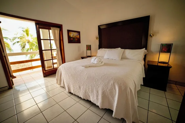 غرفة بسرير كينج بإطلالة على البحر بشرفة، Corona Del Mar Hotel 2/2