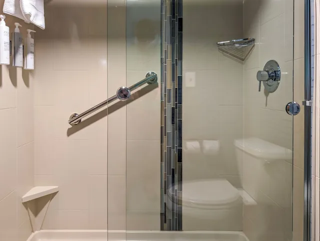 غرفة بسرير كينج مع أريكة بمطبخ، Homewood Suites by Hilton Oklahoma City Airport 4/10