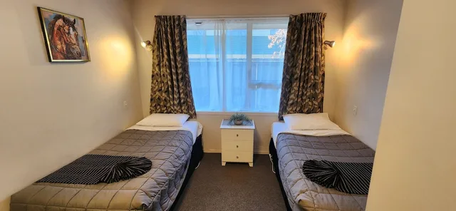 شقة بسرير كينج وسريرين منفصلين بغرفتي نوم مع أريكة، Aalton Motel 2/5
