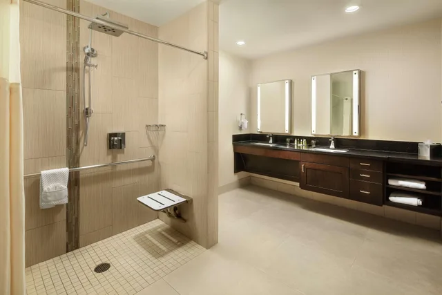 جناح بإطلالة على المسبح، Doubletree By Hilton Claremont 2/2