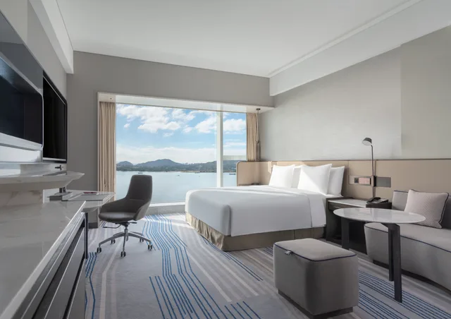 غرفة قياسية بسرير كينج بإطلالة على البحر، Crowne Plaza Xiamen Jimei, An Ihg Hotel 2/2