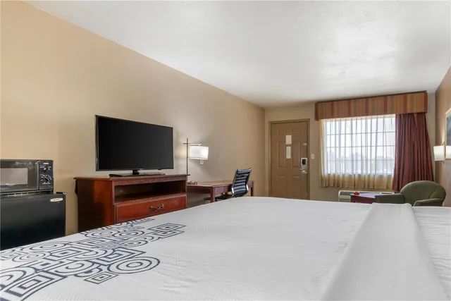 غرفة بسرير كينج، Surestay Plus Hotel By Best Western Poteau 2/3