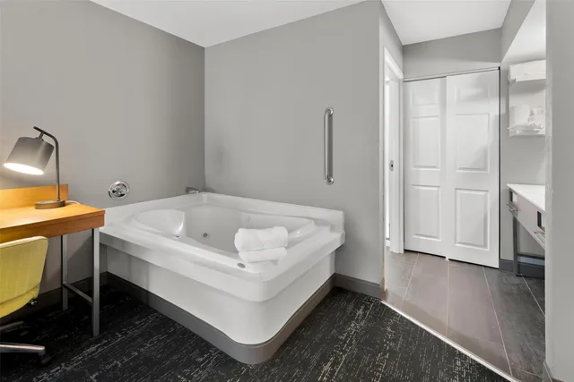 جناح بسرير كينج بغرفة نوم واحدة مع أريكة بحوض جاكوزي، Hampton Inn Suites Newtown 5/10