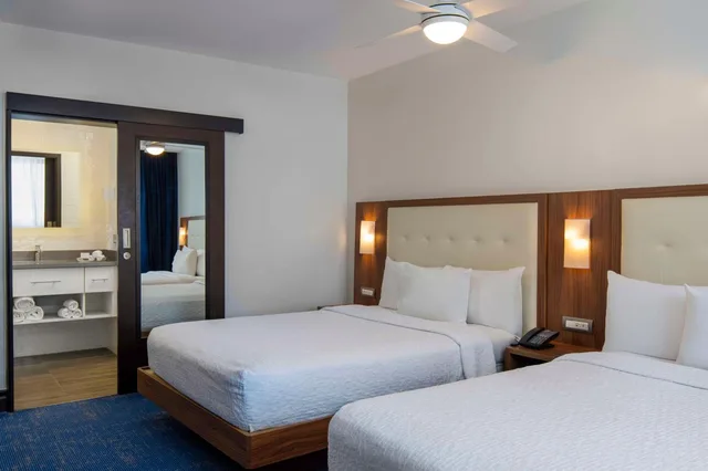 جناح بسريرين كوين بغرفة نوم واحدة مع أريكة، Homewood Suites By Hilton Santo Domingo 1/5