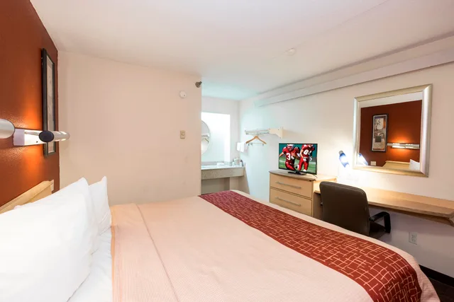 غرفة قياسية بسرير كينج للمدخنين، Red Roof Inn Cincinnati - Sharonville 2/7