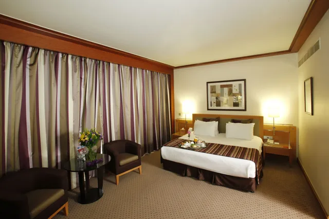 غرفة قياسية بسرير كينج بإطلالة على المدينة، Crowne Plaza Hotel Beirut 8/10