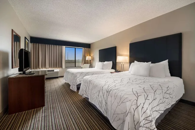 جناح بسريرين كوين مع أريكة بمطبخ صغير، Best Western Park Oasis Inn 1/3