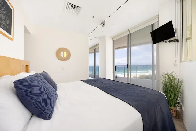 2 Bedrooms, Suite, King and Twin Beds, Ocean View, ULTIQA Air on Broadbeach 5/10