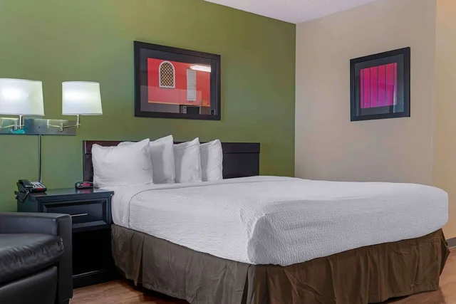 Room, Queen Bed, Kitchen, Studio 6 Extended Stay Sacramento Arden Way CA 4/7