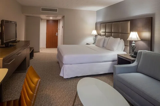Room, King Bed, Radisson Hotel Hauppauge-Long Island 3/8